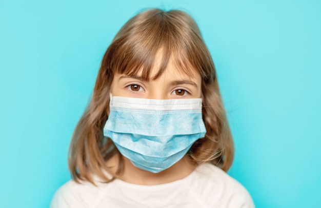 Ragazza bionda che indossa una maschera protettiva