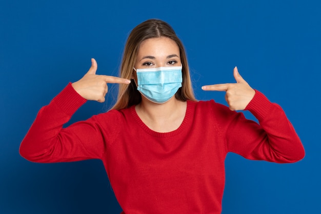 Ragazza bionda che indossa una maschera