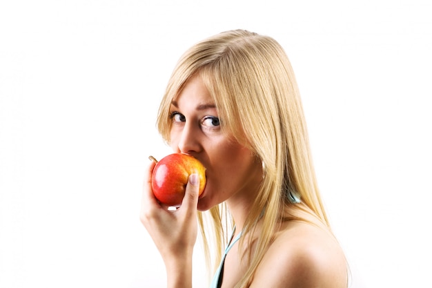 ragazza bionda che mangia pera