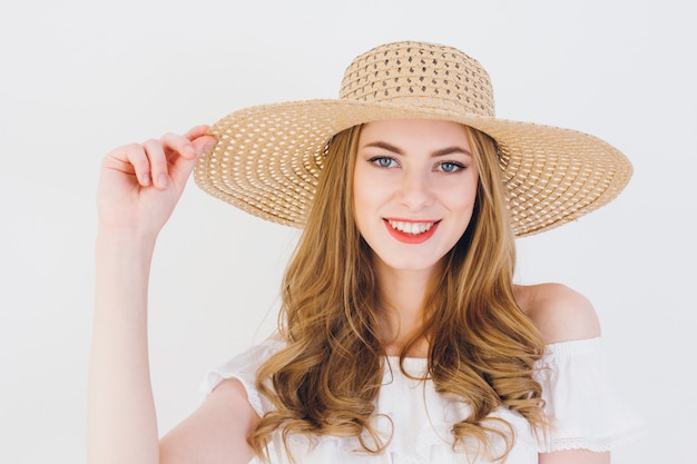 Ragazza bionda che posa nello studio