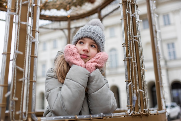 Ragazza bionda che si gode un viaggio durante le vacanze di Natale