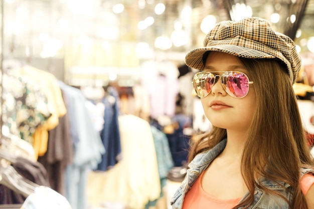 ragazza bionda con i capelli lunghi in un centro commerciale per lo shopping