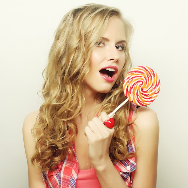 Ragazza bionda con lolipop