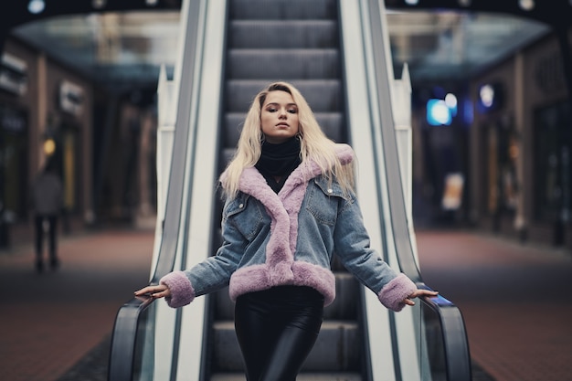 Ragazza bionda di bellezza nel centro commerciale