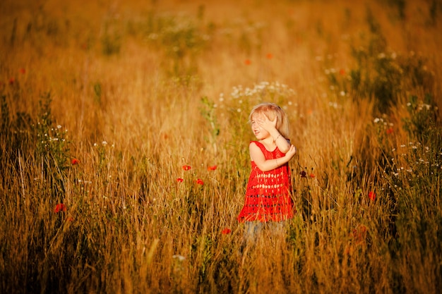 Ragazza bionda in campo