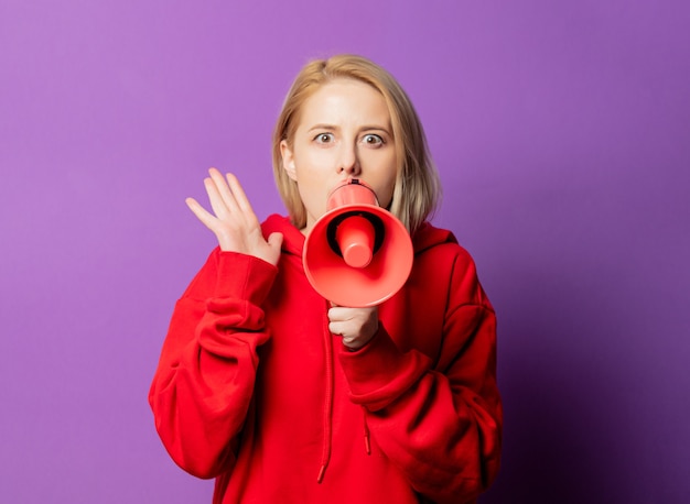 Ragazza bionda in felpa rossa