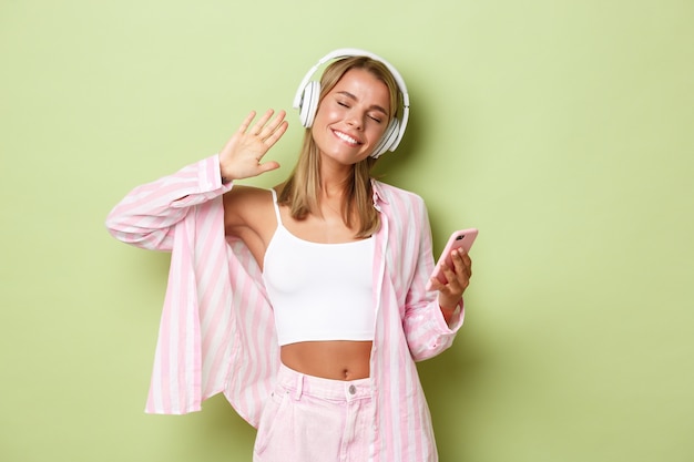 Ragazza bionda in un vestito rosa in posa