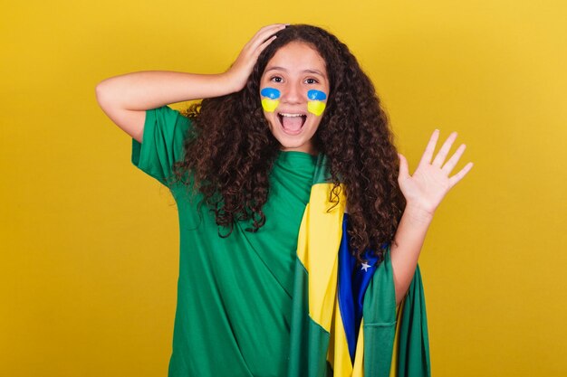 Ragazza brasiliana caucasica tifosa sorpresa sorpresa Wow incredibile incredibile