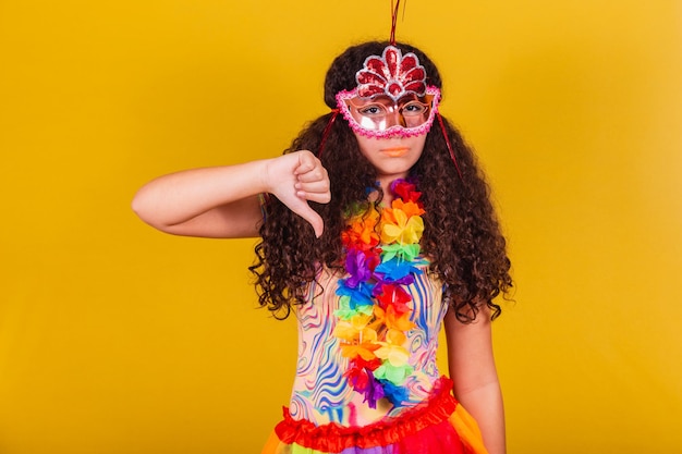 Ragazza brasiliana caucasica vestita per carnevale pollice in giù disapprovazione negativo triste