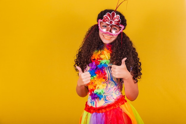 Ragazza brasiliana caucasica vestita per il carnevale pollice in su approvazione affermativa approvata