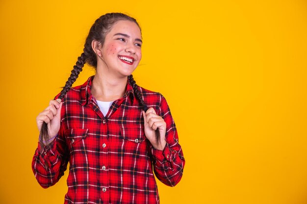 Ragazza brasiliana che indossa abiti tipici per la Festa Junina