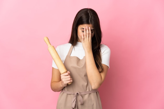 Ragazza brasiliana dell'adolescente che tiene un mattarello isolato