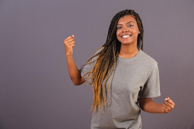 Ragazza brasiliana della giovane donna afro che vibra con le mani che celebrano la festa sì