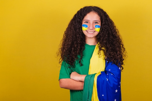 Ragazza brasiliana Tifoso caucasico Braccia incrociate ottimista positivo