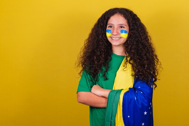 Ragazza brasiliana Tifoso caucasico Braccia incrociate ottimista positivo