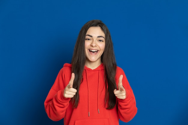 Ragazza bruna con una felpa rossa