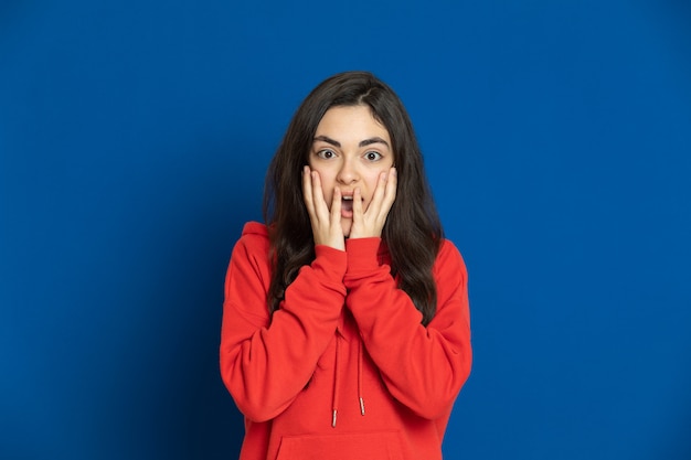 Ragazza bruna con una felpa rossa