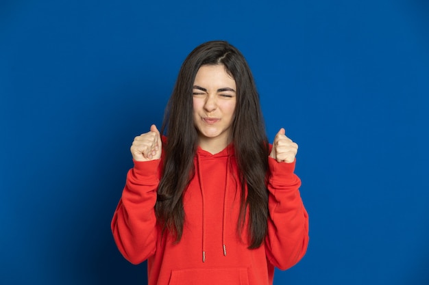 Ragazza bruna con una felpa rossa