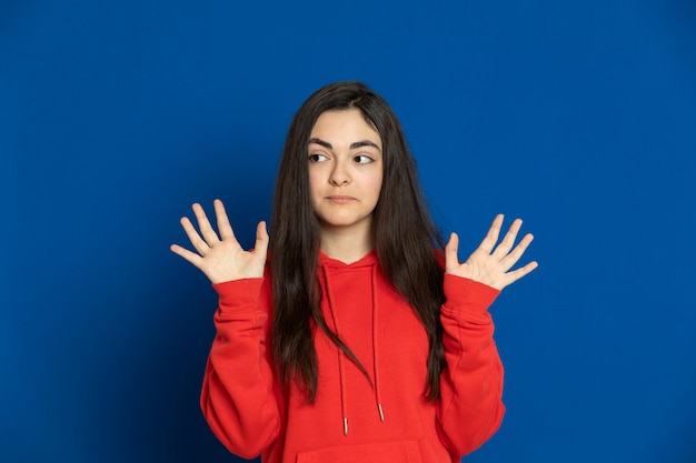 Ragazza bruna con una maglia rossa