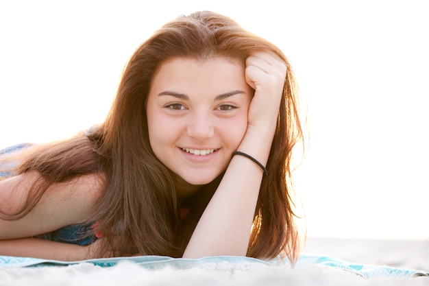 Ragazza bruna in spiaggia in Alba.