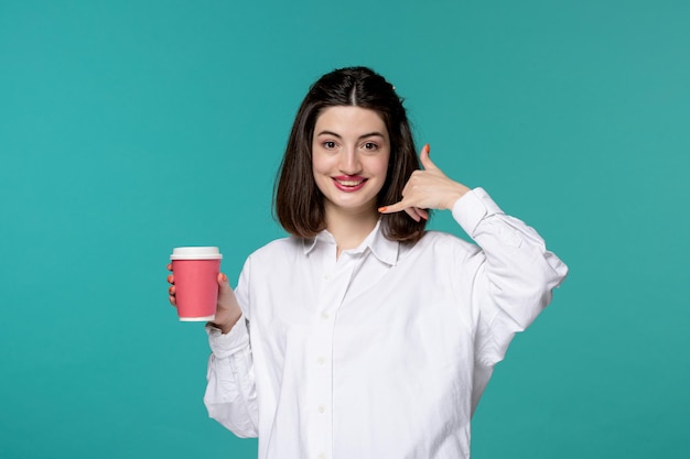 Ragazza carina bella giovane ragazza castana graziosa in camicia bianca che fa il segnale di chiamata felice