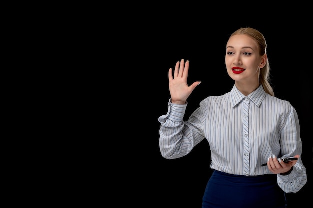 Ragazza carina bionda donna d'affari che dice ciao segno con rossetto rosso in costume da ufficio