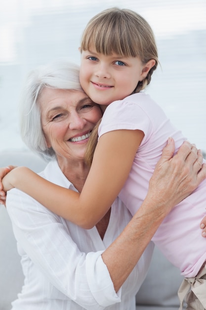 Ragazza carina che abbraccia sua nonna