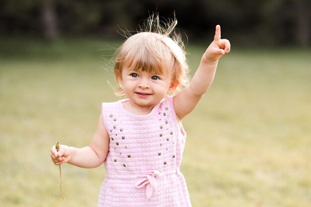 Ragazza carina che balla nel parco