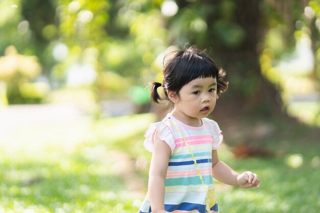 Ragazza carina che corre in giardino