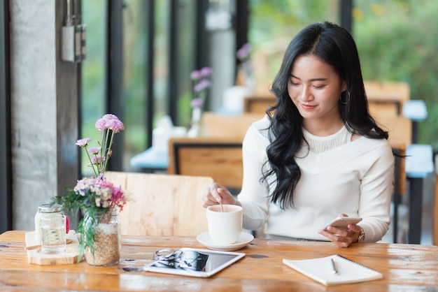 Ragazza carina che lavora nel caffè