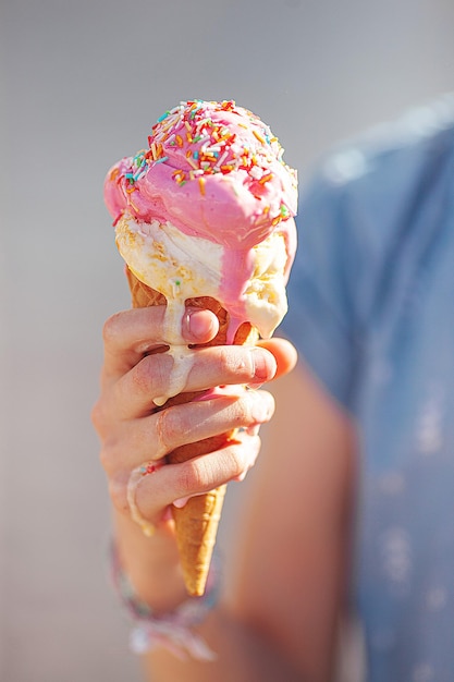 Ragazza carina che mangia il gelato su sfondo estivo all'aperto ritratto del primo piano di adorabile bambina dai capelli rossi che mangia il gelato