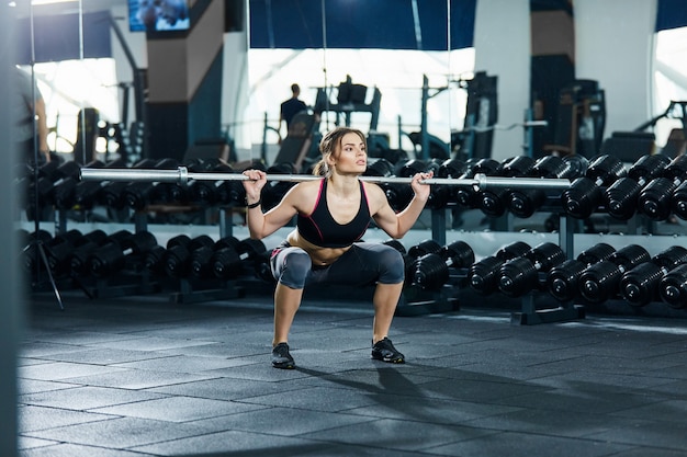 Ragazza carina che si esercita in palestra