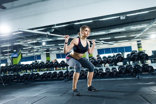 Ragazza carina che si esercita in palestra