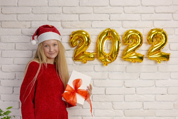 Ragazza carina che si prepara per il nuovo anno 2022