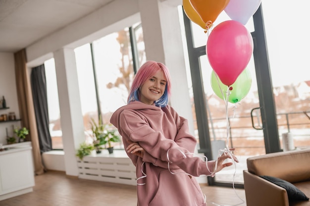 Ragazza carina con i capelli colorati che sembrano felici