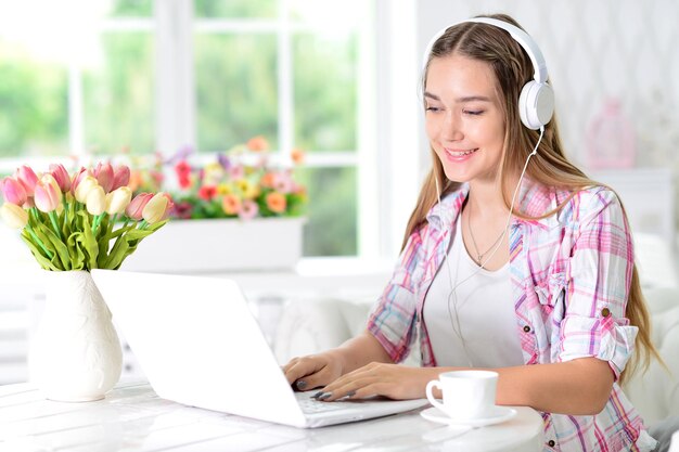 Ragazza carina con il computer portatile