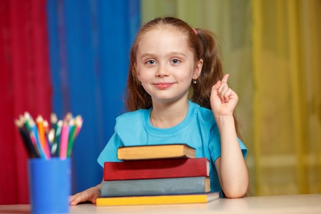 Ragazza carina con libri