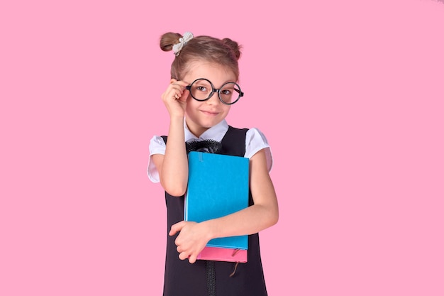 Ragazza carina con occhiali e libri