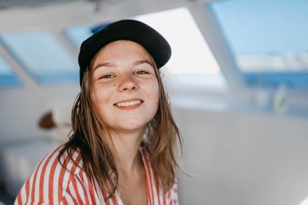 ragazza carina con un berretto in vacanza in una gita in mare su un concetto di vacanza in yacht resort