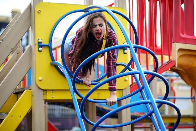 Ragazza carina con un trucco da clown