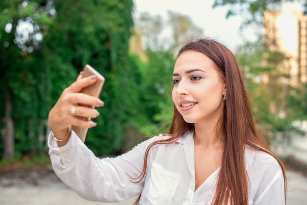 ragazza carina fa selfie ritratto