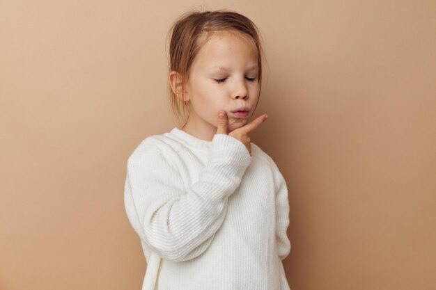 Ragazza carina gioia che posa emozioni moda infanzia inalterata