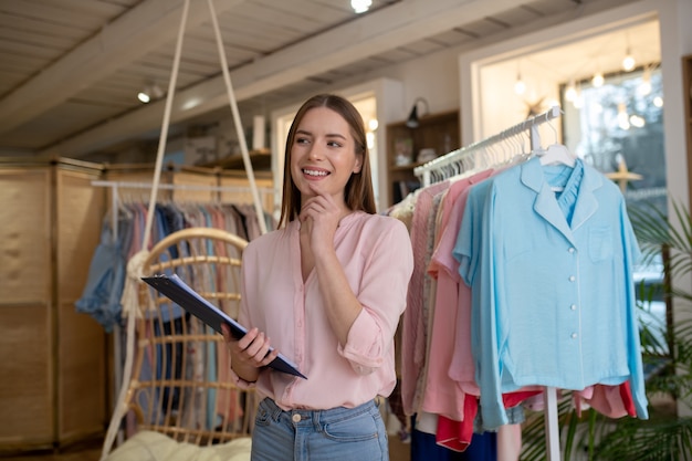 Ragazza carina giovane designer che dà una presentazione del suo lavoro