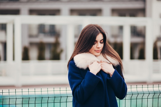 Ragazza carina in attesa del fidanzato