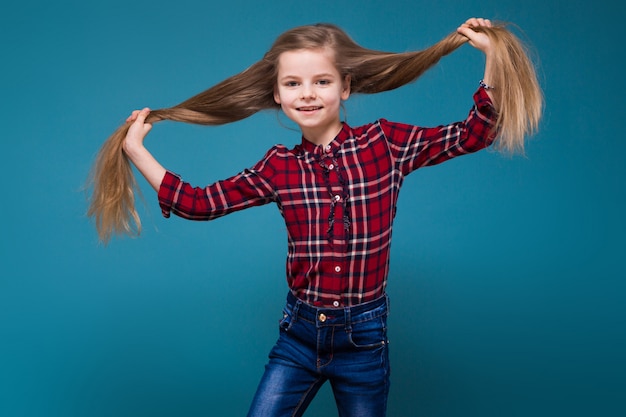 Ragazza carina in camicia con i capelli lunghi