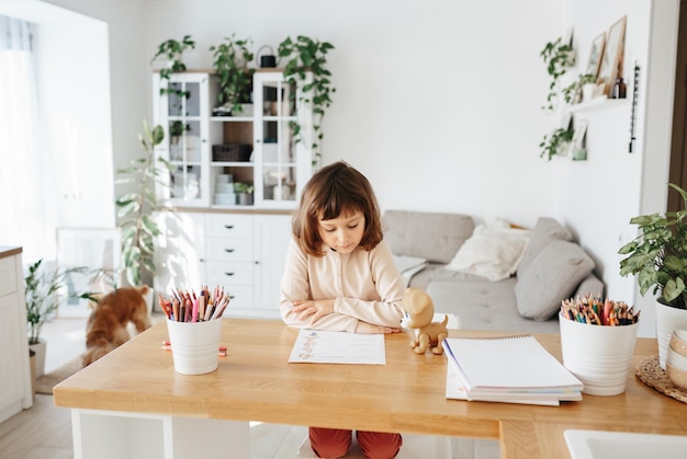 Ragazza carina in età prescolare che impara a casa Apprendimento a distanza di homeschooling per i bambini