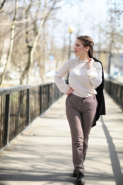 Ragazza carina in un parco autunnale nel pomeriggio