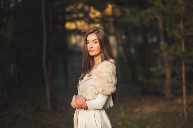 Ragazza carina in un parco estivo.