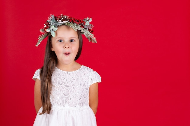 Ragazza carina in una corona di Natale