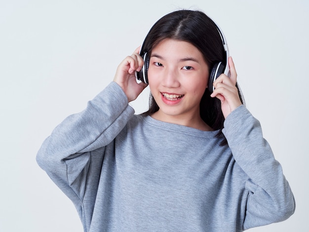 Ragazza carina mentre si ascolta la musica